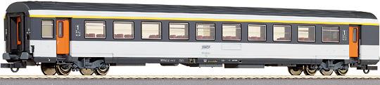 Passenger car 1st class "Corail"<br /><a href='images/pictures/Roco/45730.jpg' target='_blank'>Full size image</a>
